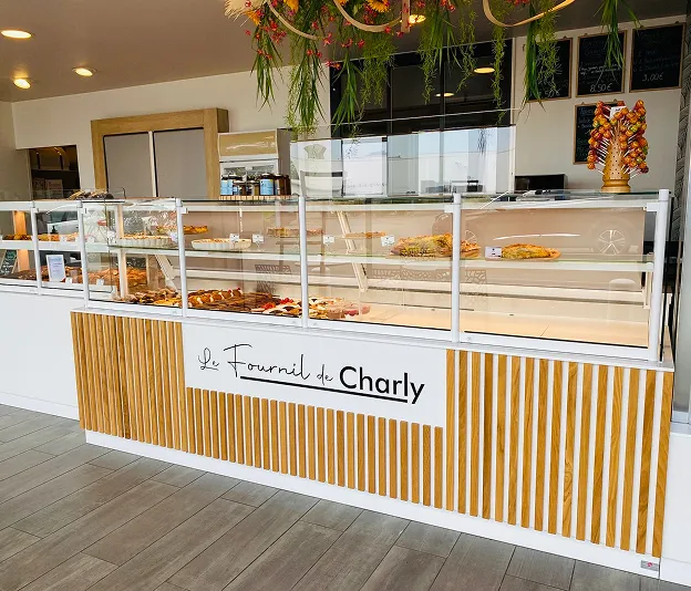 Agencement d’une boulangerie avec un comptoir en bois et des vitrines sur mesure